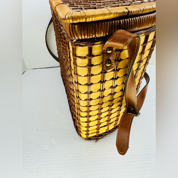 Vintage Vertical Picnic Basket With Floral Cloth Lining and leather strap - Picture 8 of 10